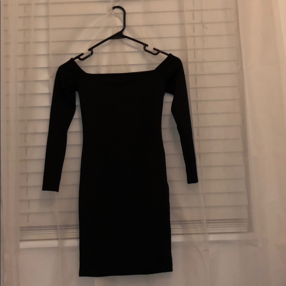 Off the shoulder long sleeve tight dress